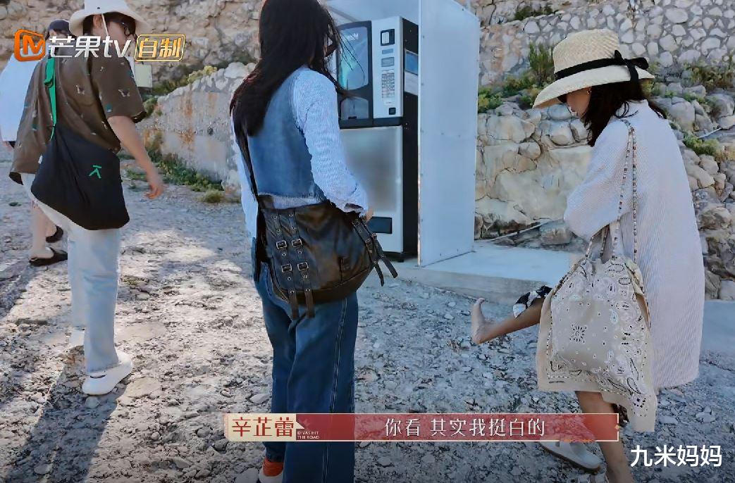 看了辛芷蕾的脚，我不由得慨叹，这真的是女明星的脚？