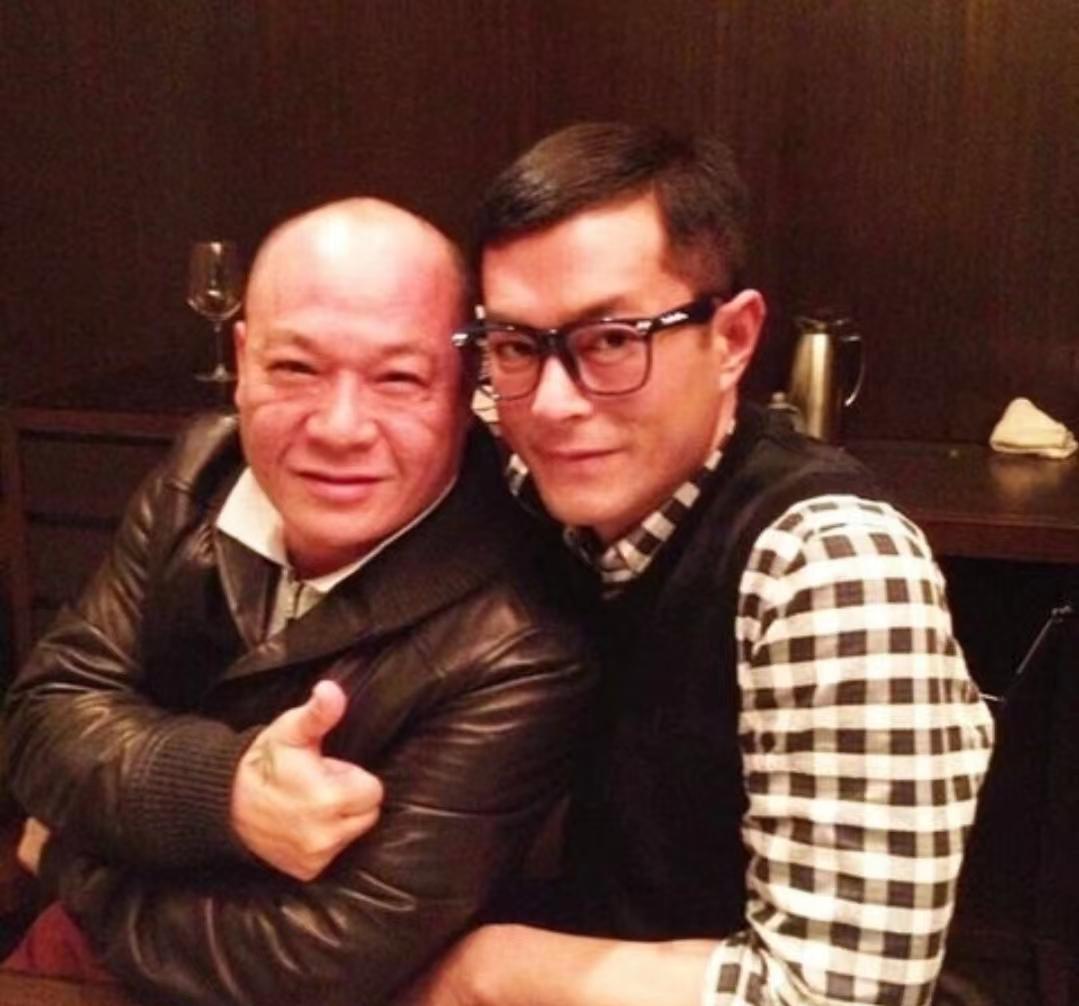 吴志雄|恋情曝光?69岁知名港星与新欢公开牵手吃饭,身材火辣高达2米