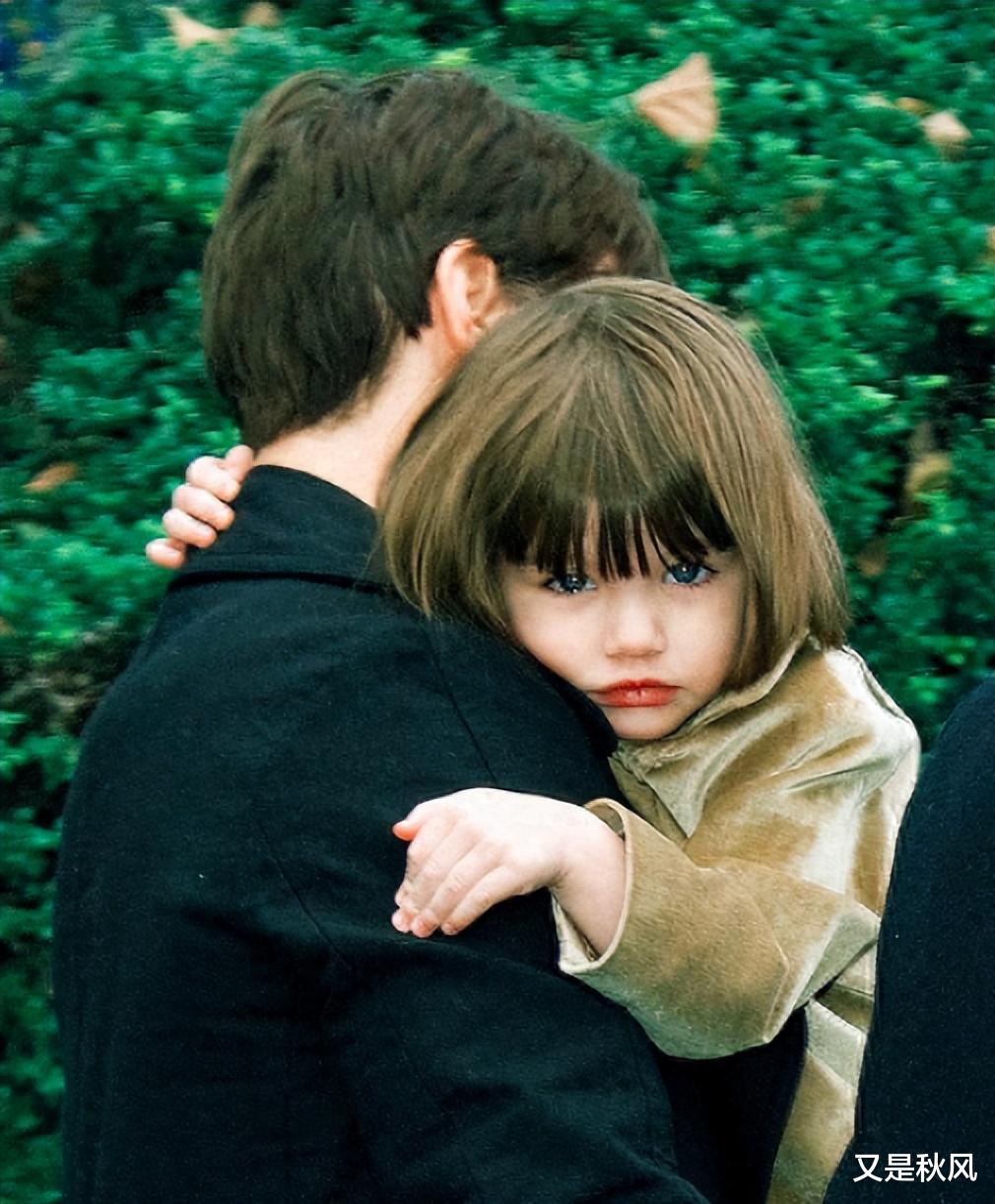 同样是不用走路的小公主，贝小七被宠上天，阿汤哥和女儿10年未见