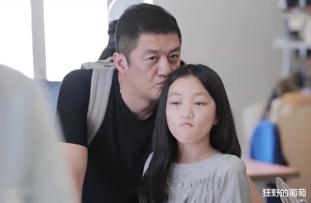 李嫣|李嫣:13岁出国留学,17岁身高猛长气场似王菲,爱上成熟装扮