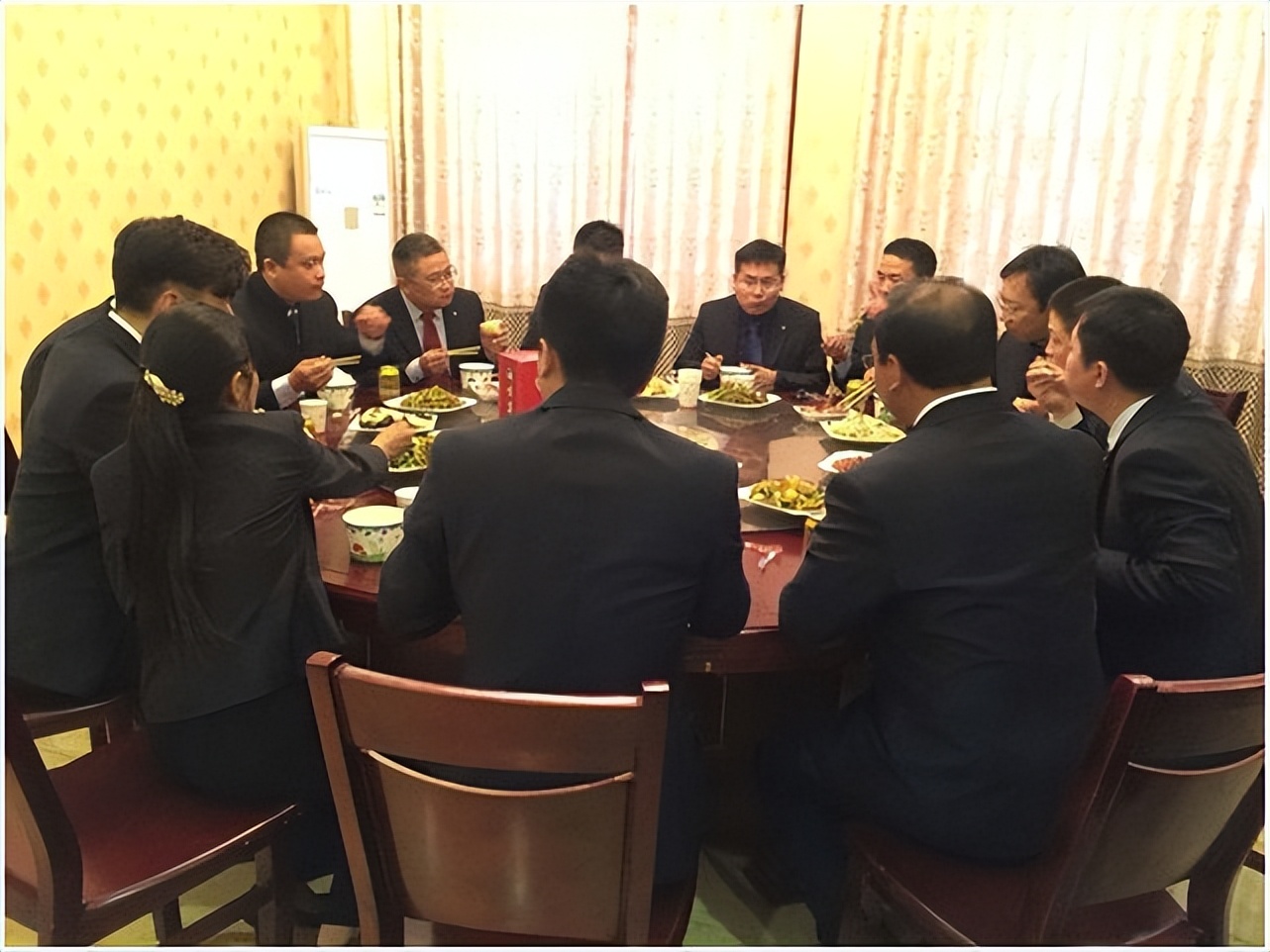 公司聚餐花费12000元，5位高管抢着买单，老板一句话大家都沉默了