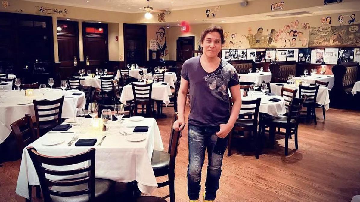 61岁香港歌手餐厅包场用膳，身材发福面部圆润，被误认是印裔绿叶