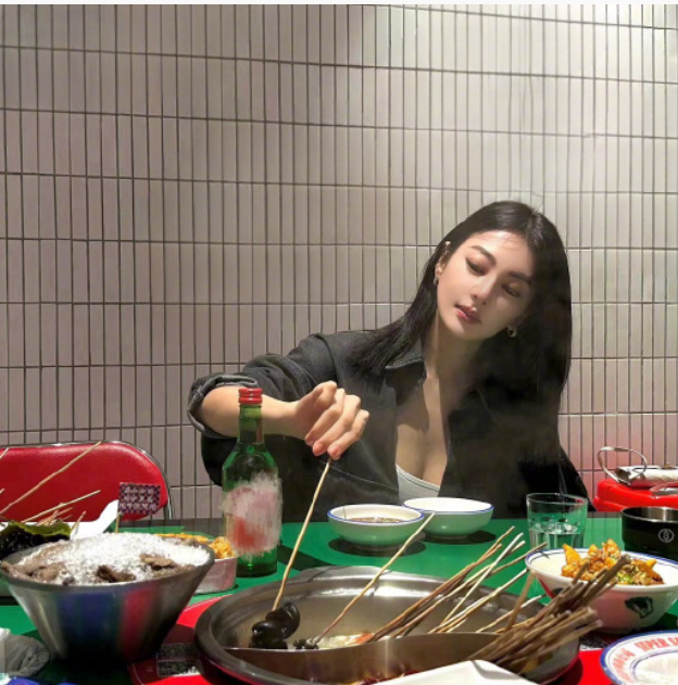 36岁女星张雨绮现身浙江吃火锅！吃相优雅迷人，身材姣好显年轻