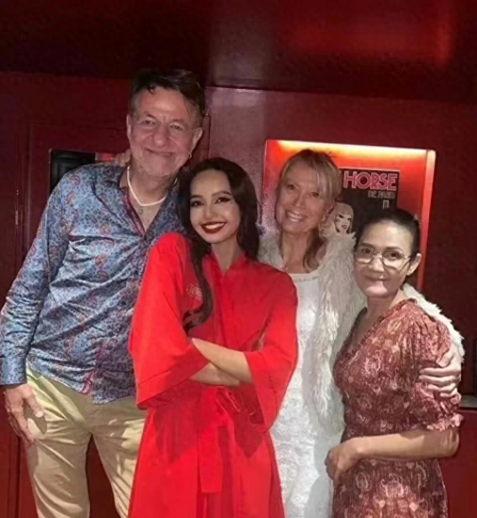 Lisa疯马秀后回国，男友疏远，无粉丝接机大哭，跪求原公司合作