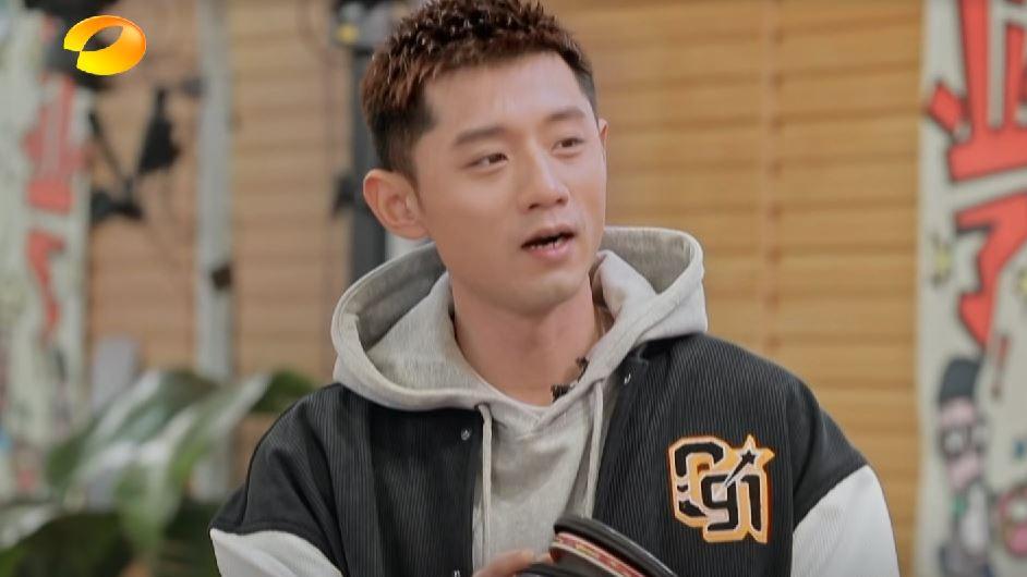 张继科|张继科送乒乓球拍给汪涵，汪涵问：国家队每个队员到底有多少拍？