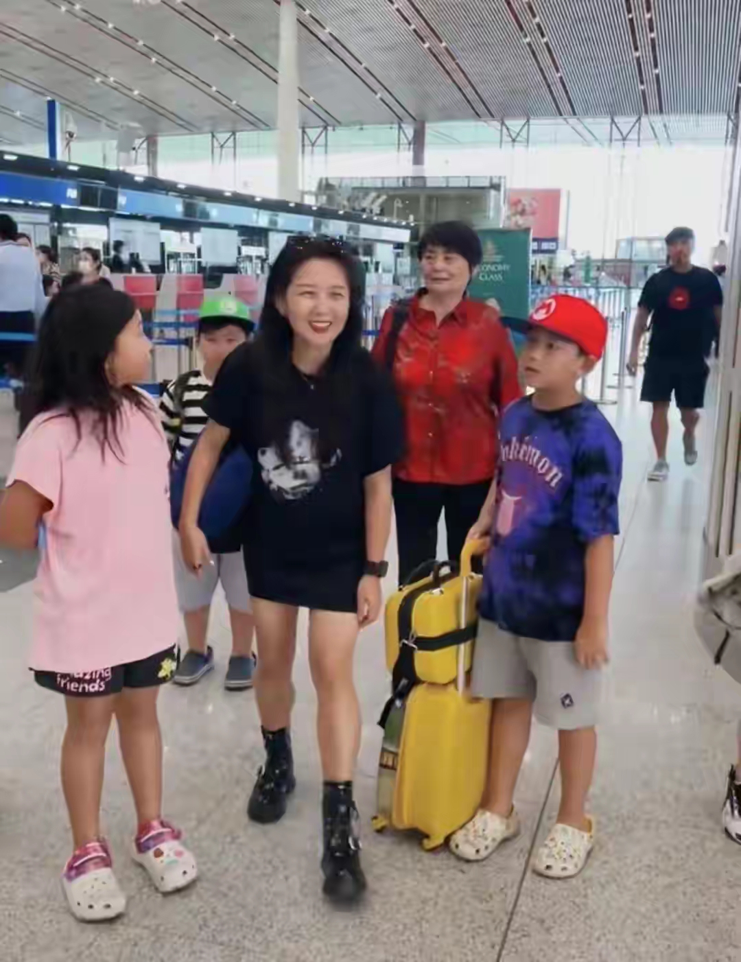 何洁一家五口首登杂志,与二婚老公高调放闪,三个儿女都正脸出镜