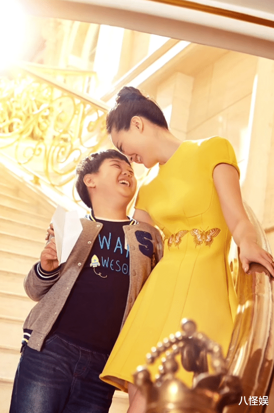 王艳晒儿子成长照，17岁球球露正脸完美遗传妈妈美貌，长成大帅哥