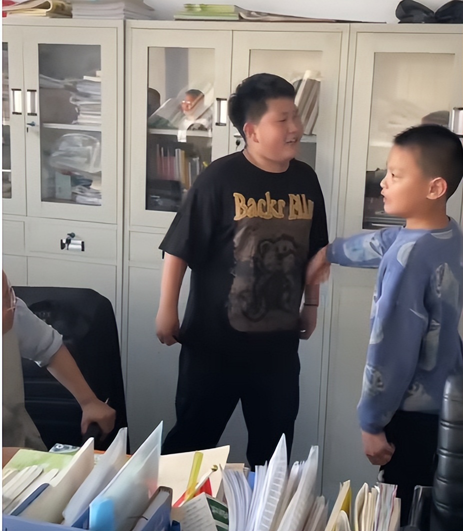 教师|学校办公室课间画面走红，老师堪比“调解员”，谁说教小学轻松