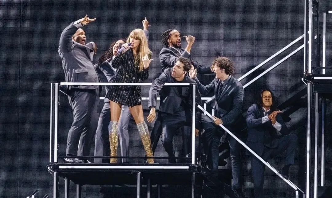 霉霉全球巡演狂揽百亿，歌迷买断机票酒店，外国总统总理写信表白