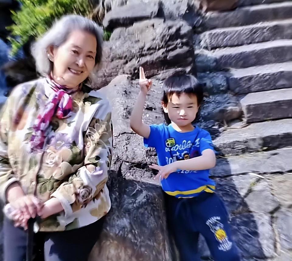 顾艳|演员顾艳回国与母亲团聚,周贤珍坐轮椅出镜,母女挽手画面温馨