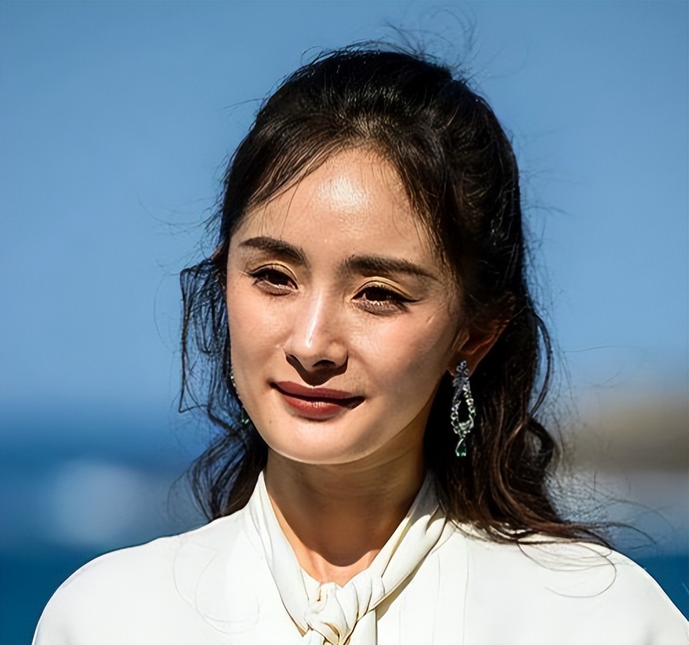 |完美女神是假的,溜肩没腰,皮肤松弛,生图揭露人间真实