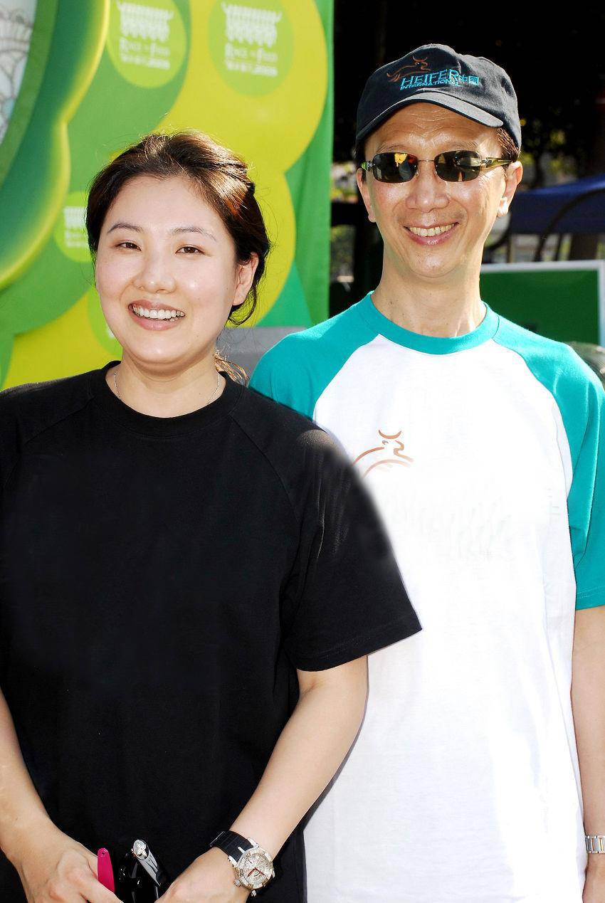 传奇梁锦松:与伏明霞再婚21年,他的前妻后来怎样了?