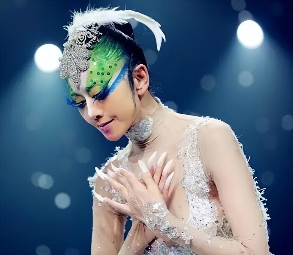 杨丽萍身体秘密被曝光,难怪公共场合10年不摘帽子,到底隐藏什么?