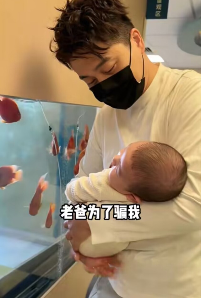 沈涛夫妇带娃打疫苗,半岁“小板栗”头大随爸爸,高颜值太太贤惠