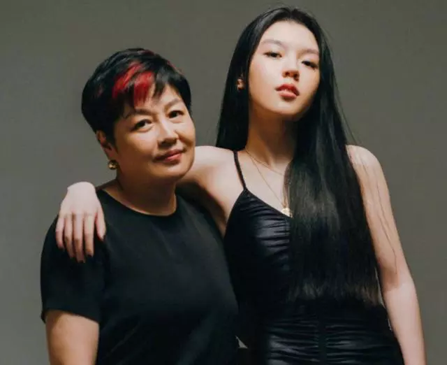 李咏女儿回国宣布出道,网友:从哪来回哪去,中国不欢迎你