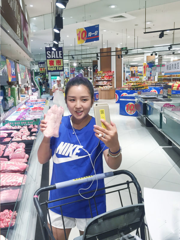 路人偶遇何洁合影,真人并不胖就是个子太矮了,肤色暗沉好在紧致