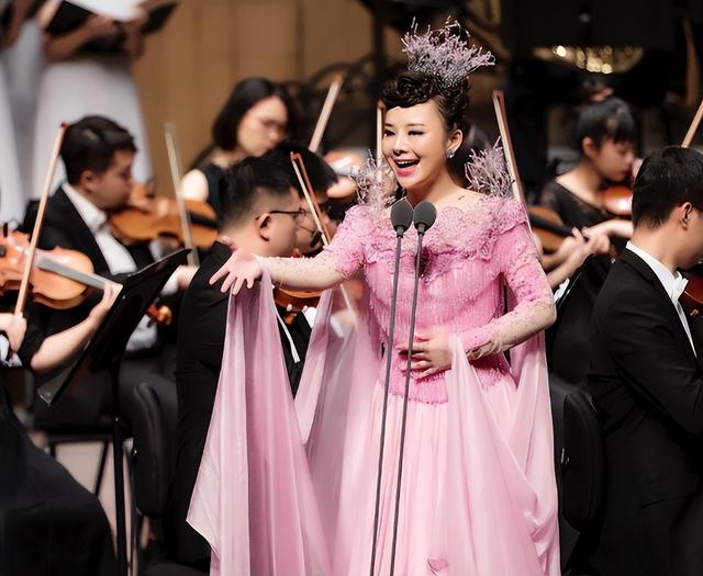 “盲人歌手”刘赛:成名时拒绝抛弃农村丈夫,如今丈夫成她的骄傲