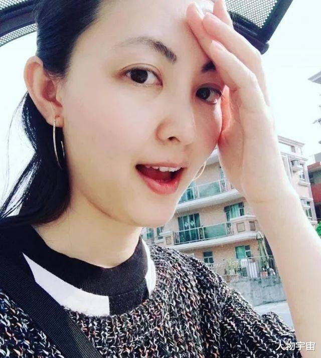 他童年困苦曾做童工，成名不靠导演哥哥，53岁娶小20岁嫩妻感情好