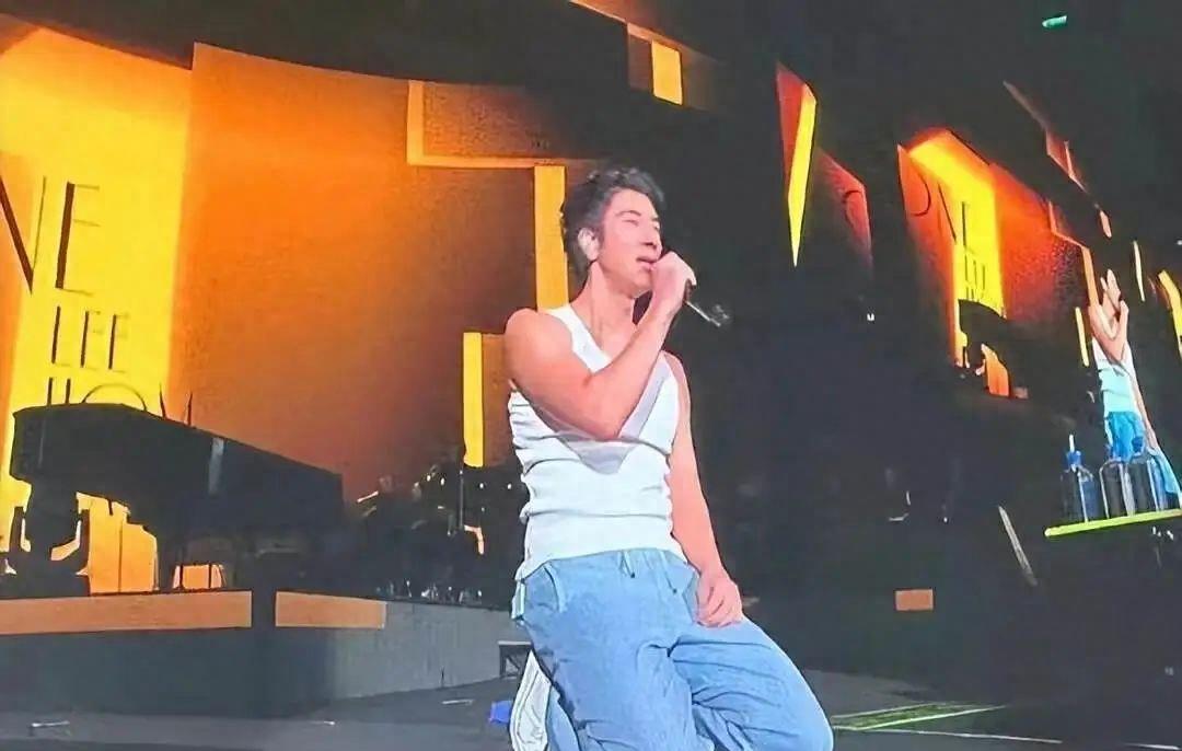 一线男歌手被爆出轨身败名裂!消失2年突然复出,下跪发声遭到炮轰