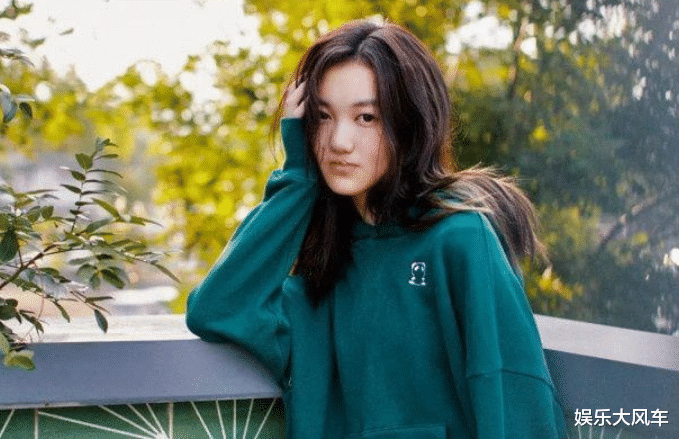 李嫣|16岁李嫣疑似恋爱，与男方同逛商场买奢侈品，不顾李亚鹏欠债4000w