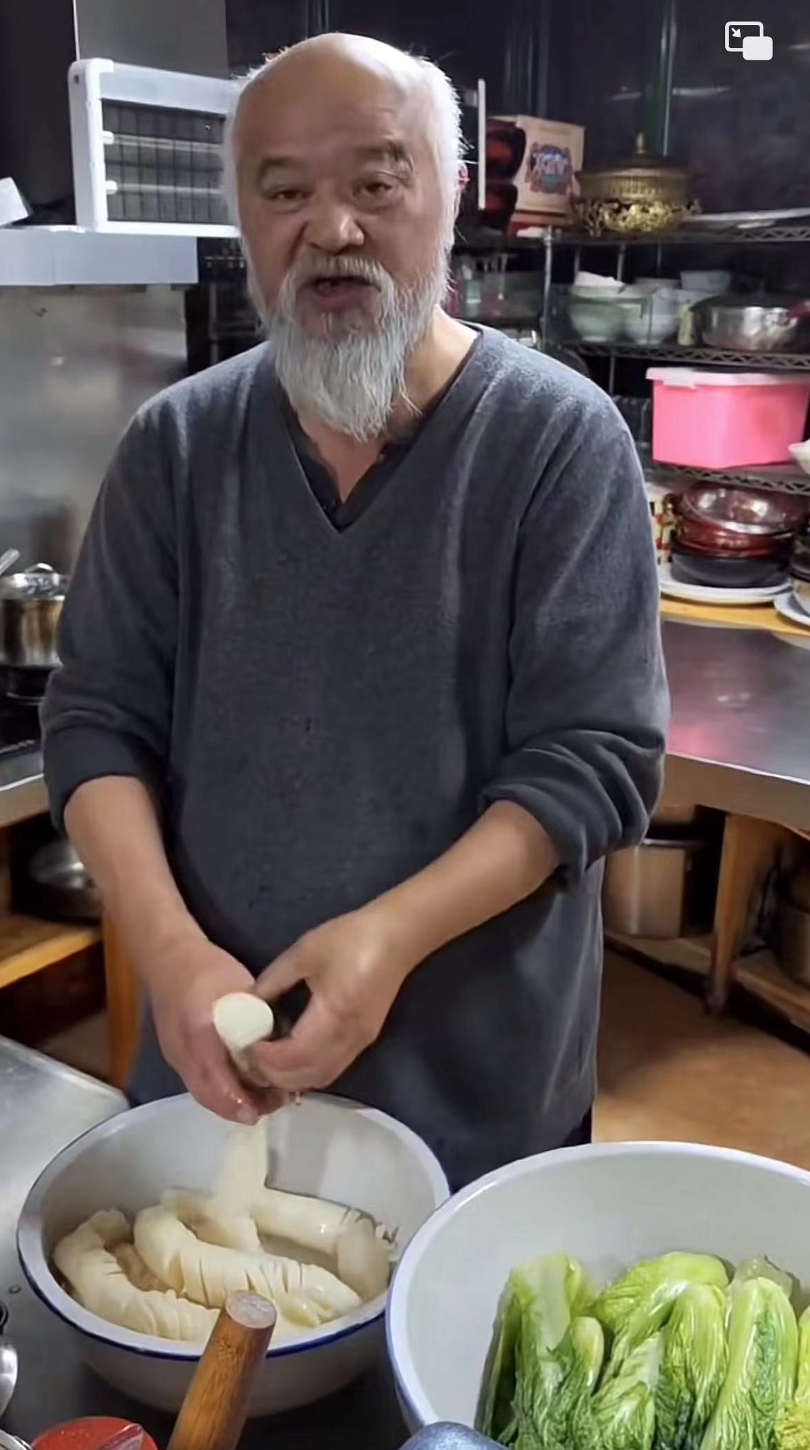 李琦|老演员李琦在北京摆摊卖烤串,50元一串非常忙碌,胡子拉碴很神气