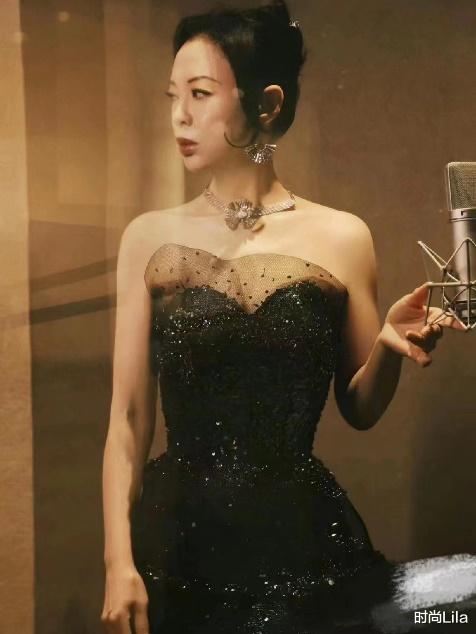 55岁黄绮珊真的老了,臂肉松弛、发际线后移,离开精修一言难尽