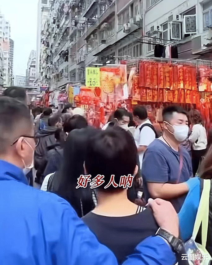 郭少芸|港姐郭少芸赶集办年货，挽着92岁老母逛路边摊，买散装糖果接地气