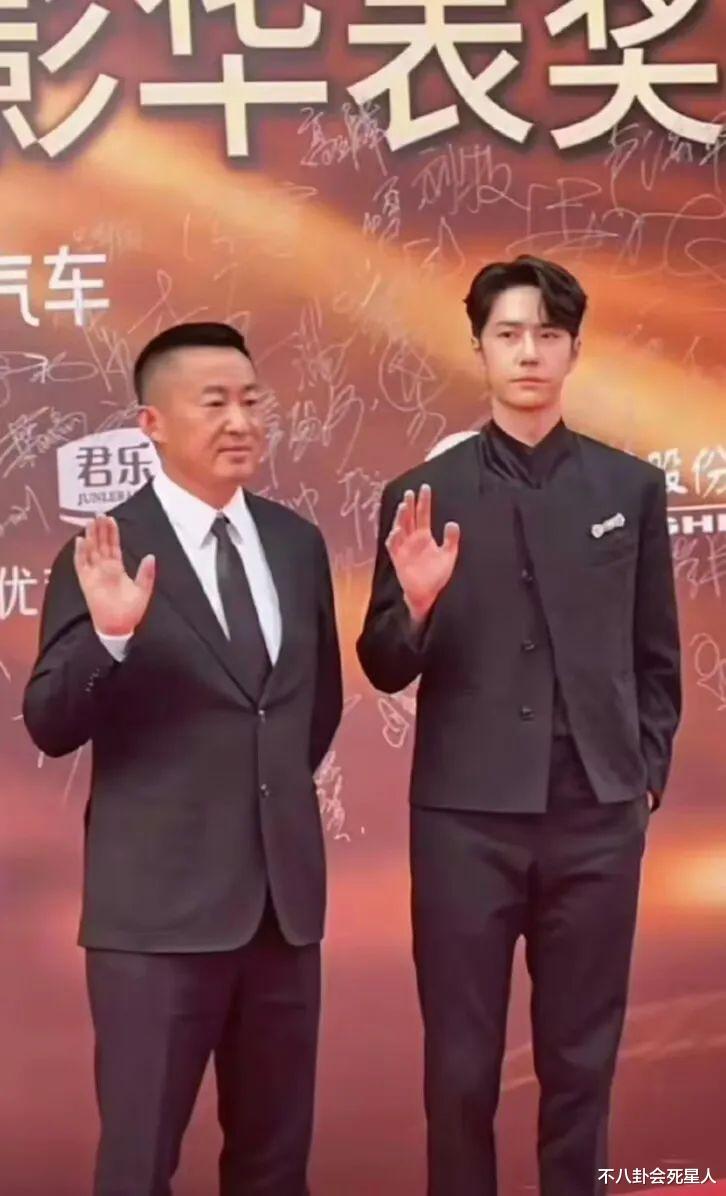 |华表一夜精彩不断,红毯拉踩、颁奖口误、典礼嗑瓜子,别太搞笑!