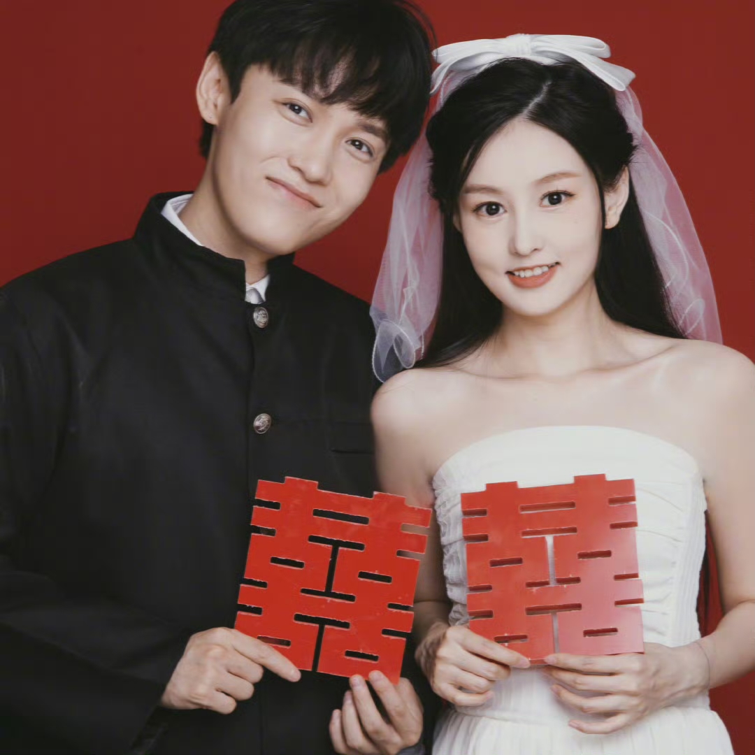 24岁网红炫迈二胎产子,晒全家福庆祝超温馨,宝宝颜值曝光好可爱