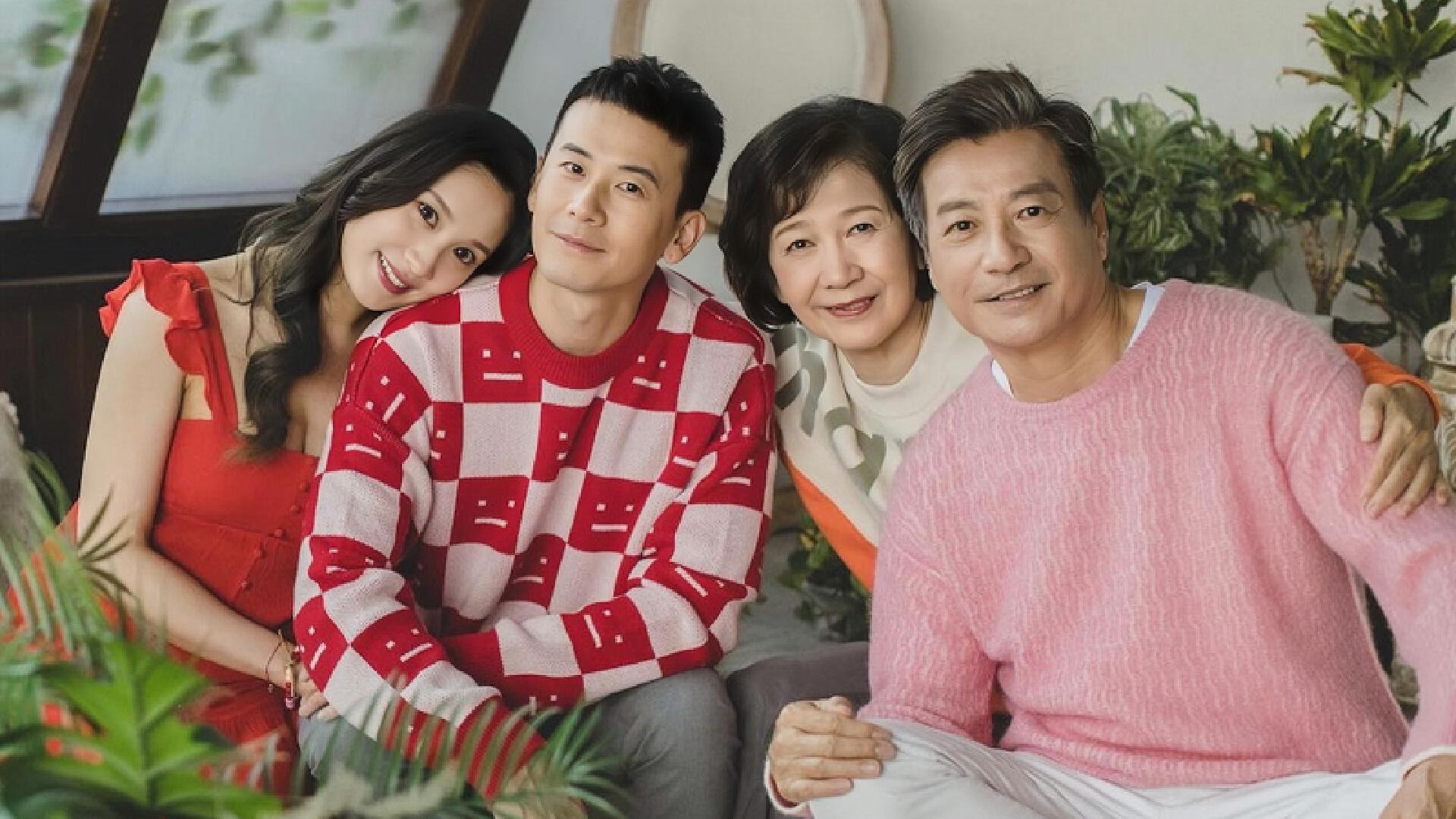 石修|香港知名男星全家福曝光！一家都是高颜值，与儿媳贴脸合照太亲密