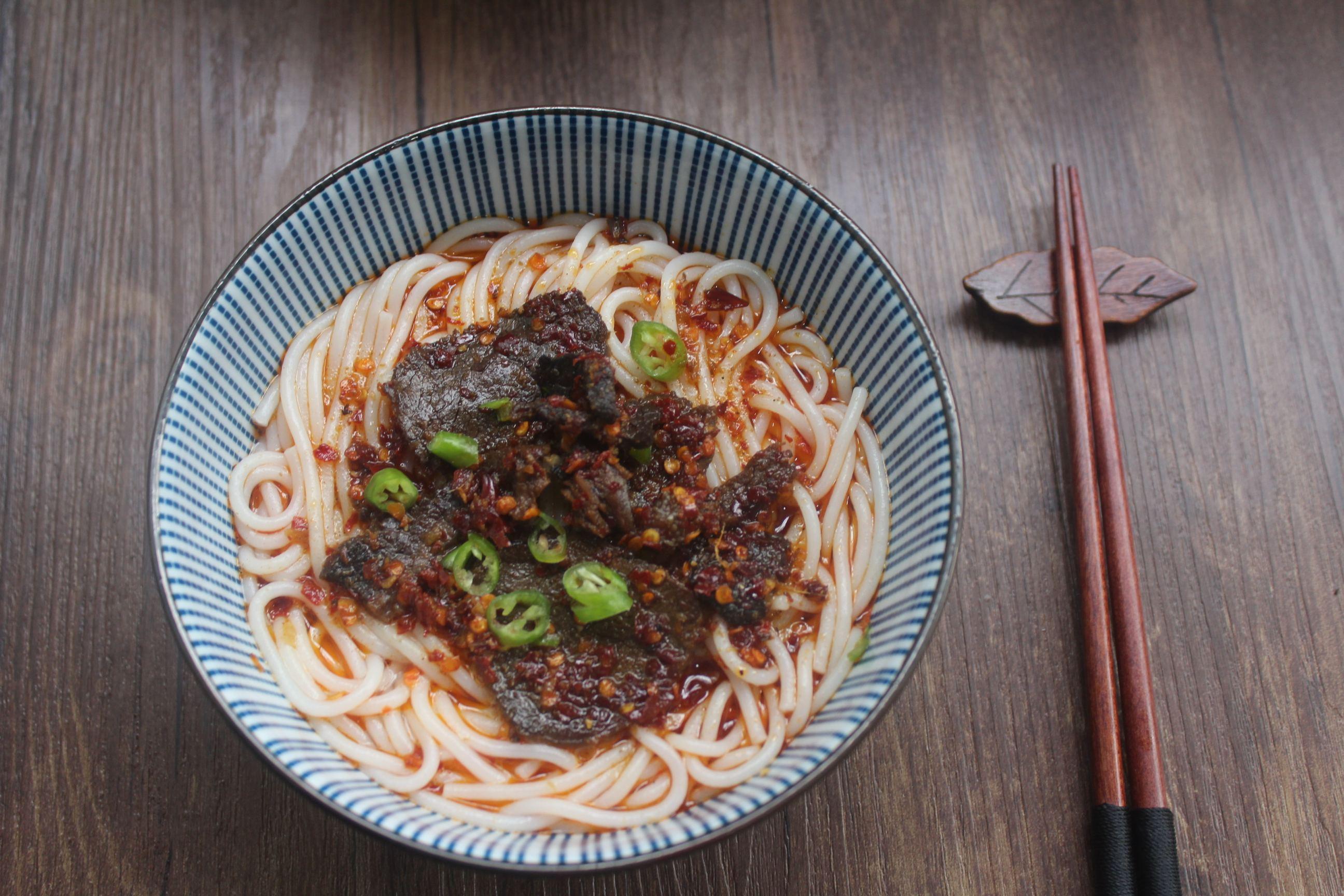 表白|湖南小伙北大毕业，放弃了当个律师，选择卖米粉被董明珠怒斥，7年后一分钟赚500万