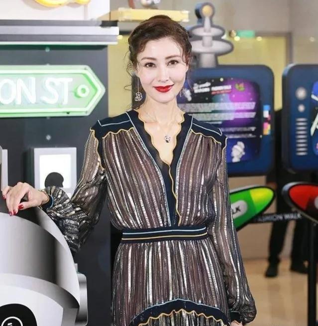 王紫璇|李嘉欣和儿子乘机散心,提前庆祝母亲节,12岁儿子比1米75的妈还高