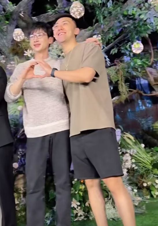 白敬亭|白敬亭参加发小婚礼，打扮低调厚底鞋抢镜，戴眼镜被调侃像老干部