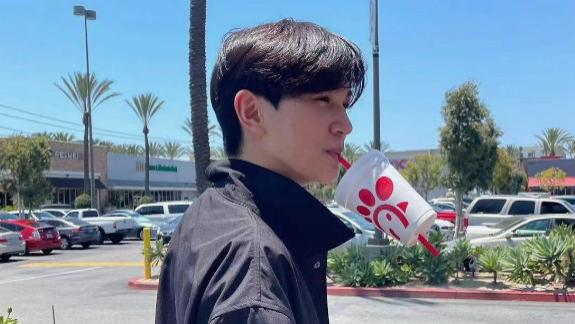 张智霖儿子晒自拍，颜值逆袭撞脸袁咏仪，因立场问题评论翻车