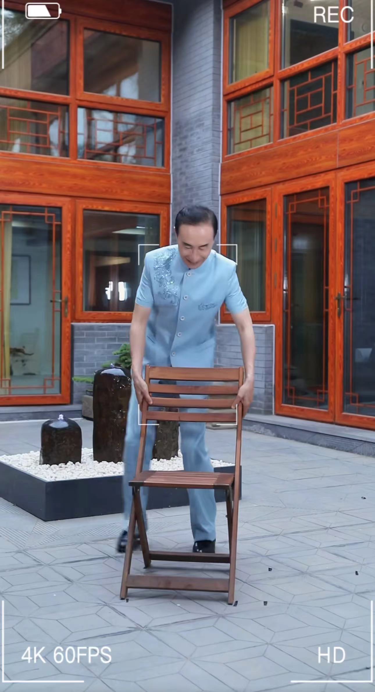 巩汉林|巩汉林一家6口同框!基因强大俩孙女酷似爷爷,四合院豪宅疑上亿