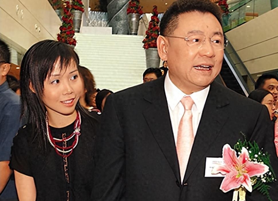 刘銮雄太太甘比在深夜发文，疑似诅咒李嘉欣和吕丽君！