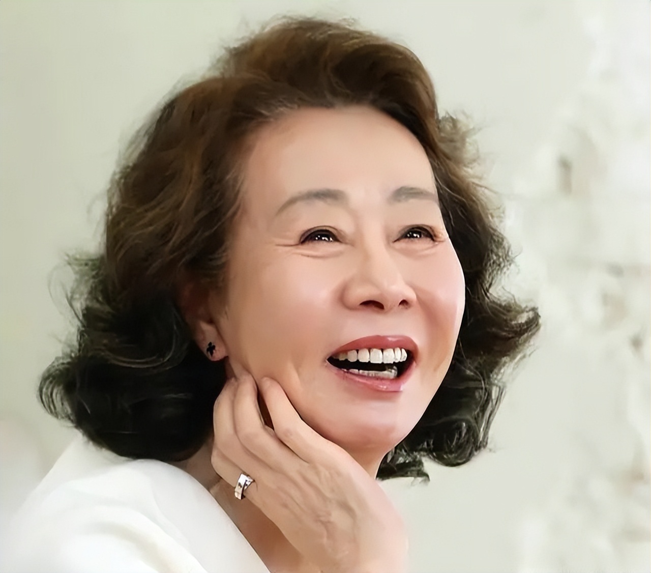 发型 女人上了年纪适合烫“大卷”还是“小卷”？深度分析，很有说服力