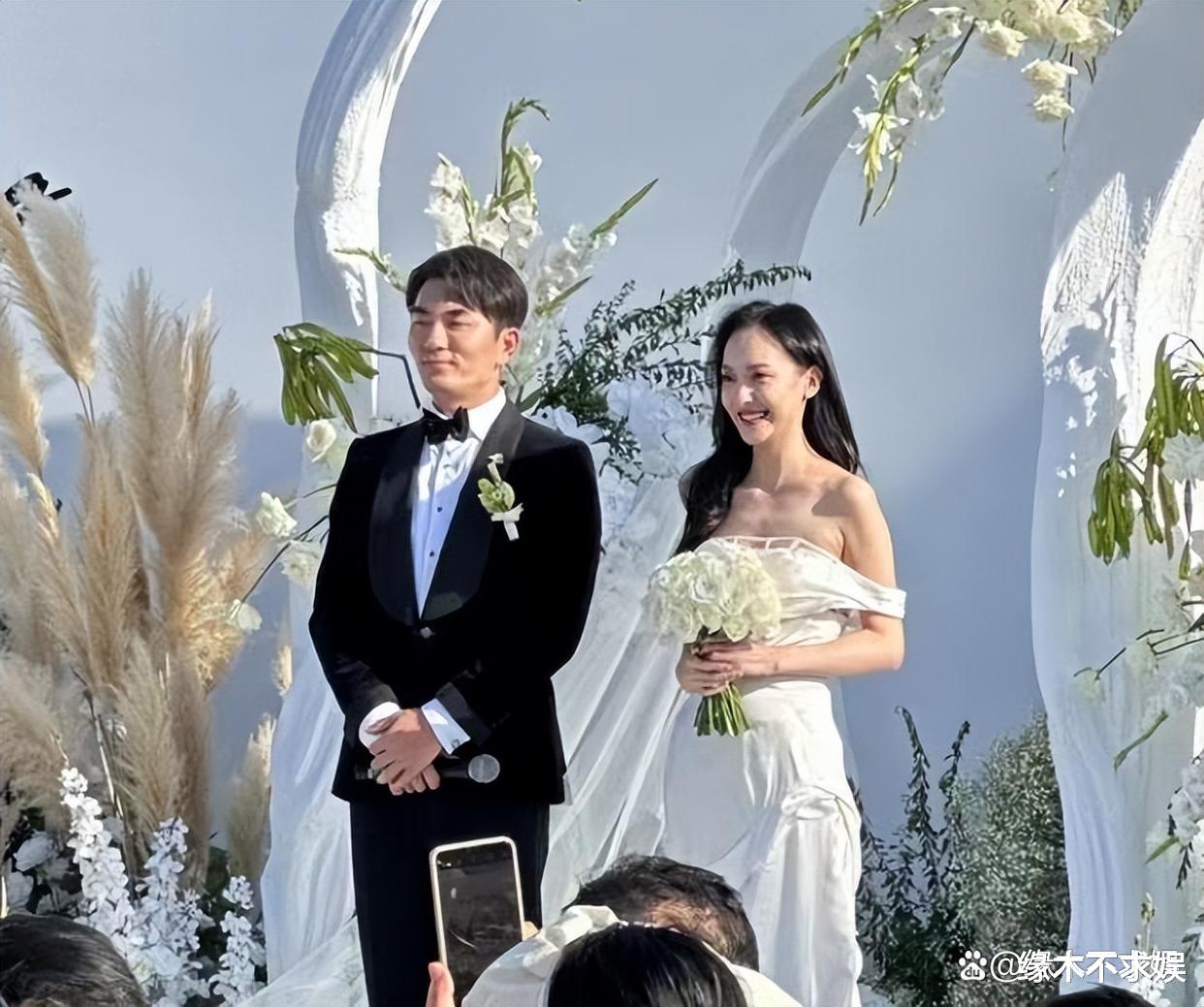 39岁知名演员大婚阵仗大,满桌海鲜配茅台,浙江婚宴菜色引争议!