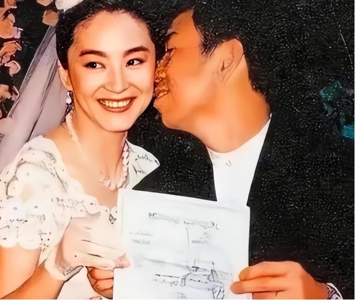 68岁林青霞婚变风波首露面!满脸微笑难掩憔悴,疑因第三者转正