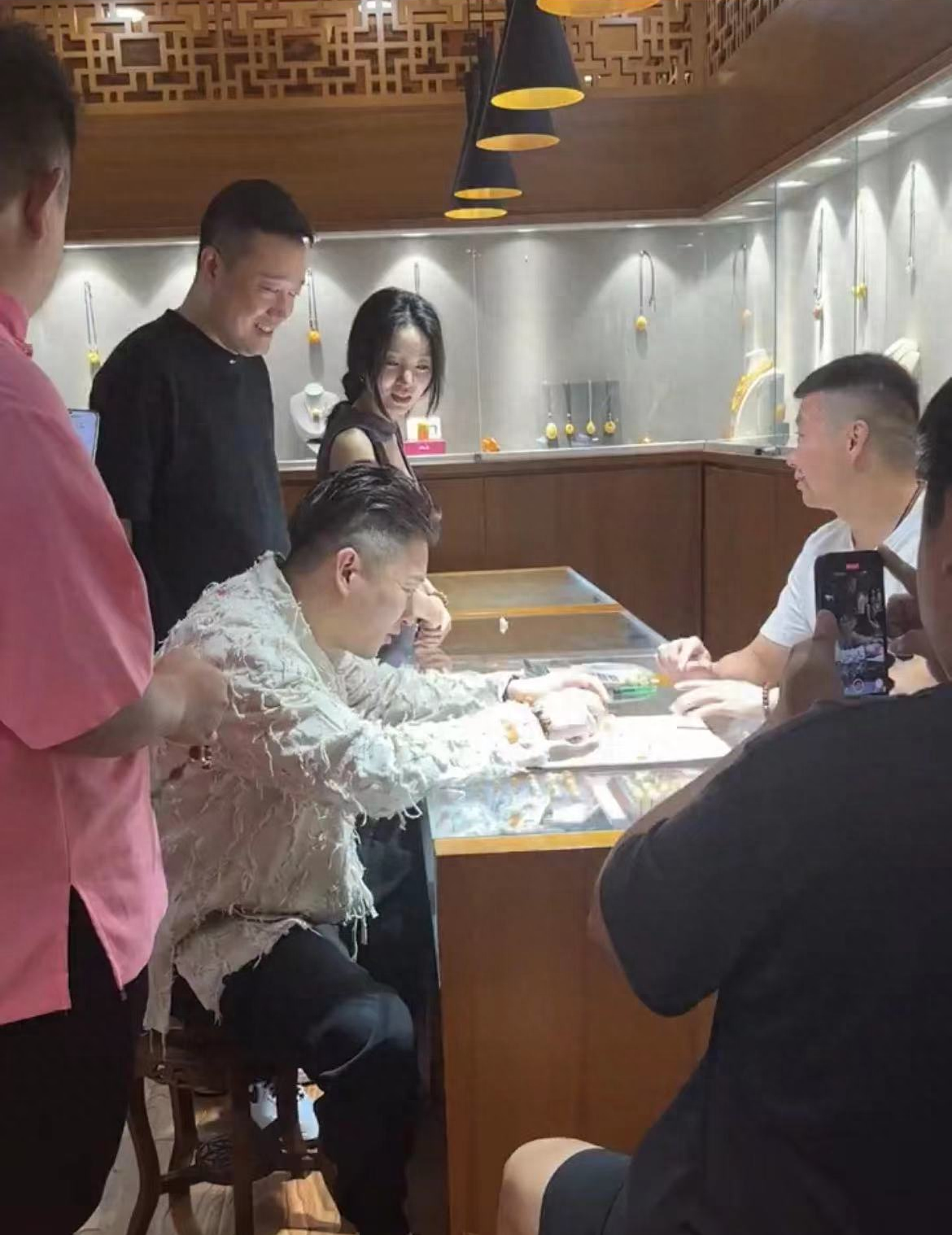 曹云金现身北京古玩店,身旁美女惹争议,曾多次拍摄擦边视频