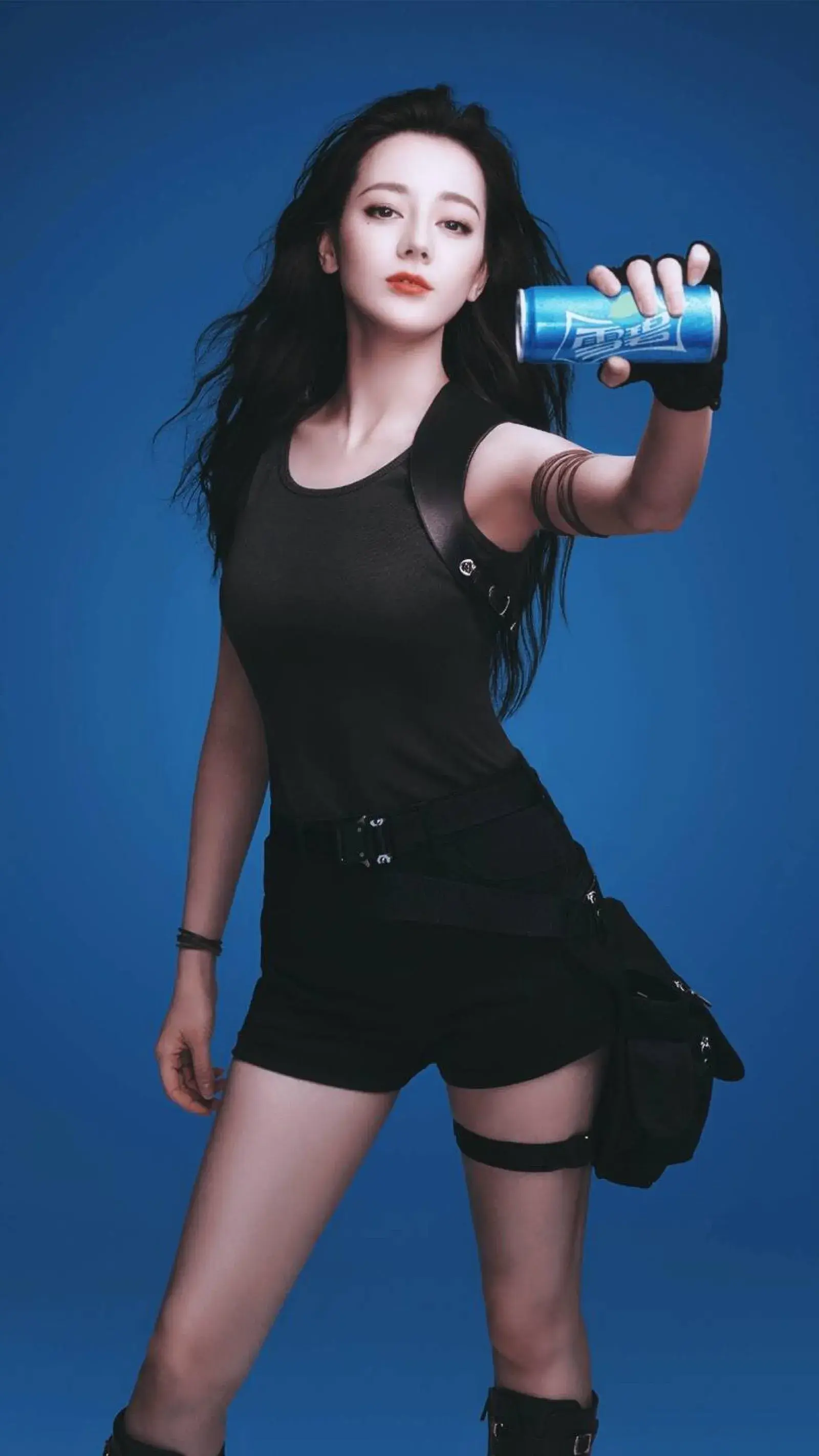 迪丽热巴手举过头顶摆拍,忽略了自己穿的吊带裙,这腋毛我看吐了