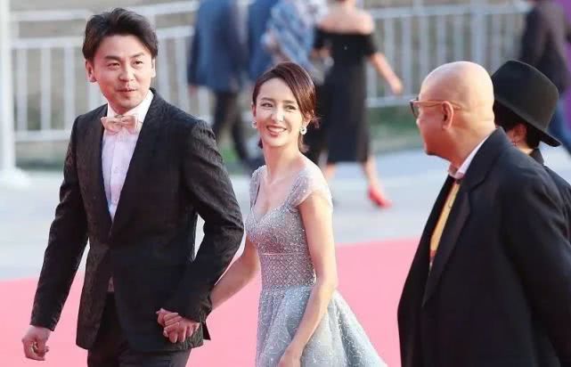 雷佳音|39岁雷佳音现身三亚吃海鲜!漂亮老婆形影不离,肤白貌美身材好