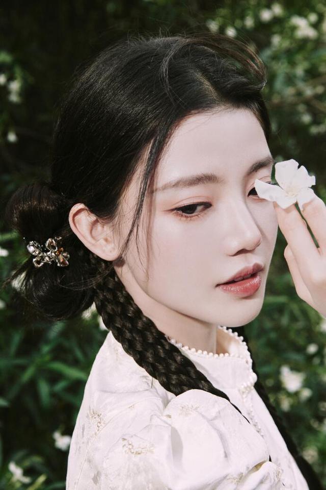 蝴蝶结 孙珍妮美出新高度！把头发扎成俩“蝴蝶结”，减龄还很洋气