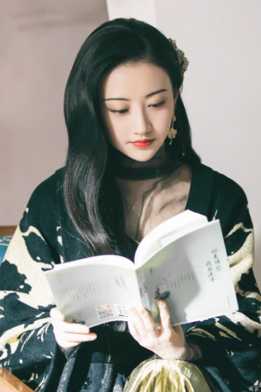 唐嫣新剧造型像灭绝师太，中分贴头皮避雷针，造型师刚毁完长相思