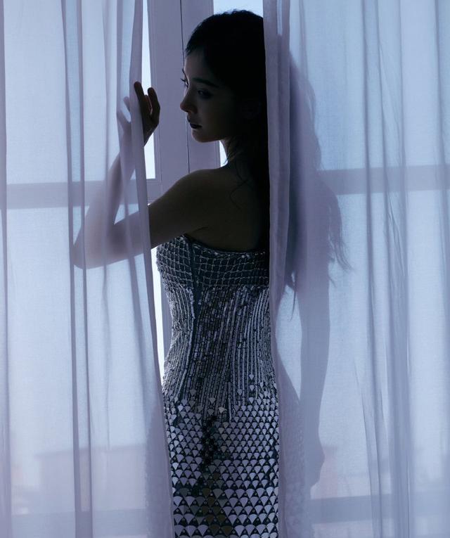 杨幂|杨幂最新写真大秀魔鬼身材！肤白貌美大长腿美得让人窒息