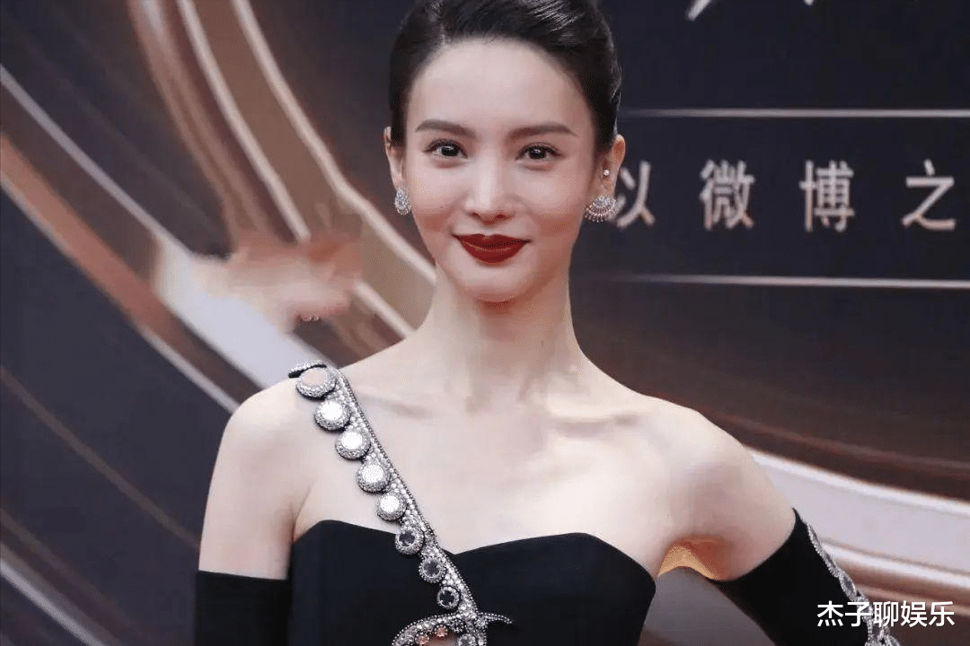 谢楠|100斤算胖吗？谢楠瘦脱相、张天爱直角肩，这种畸形审美何时到头