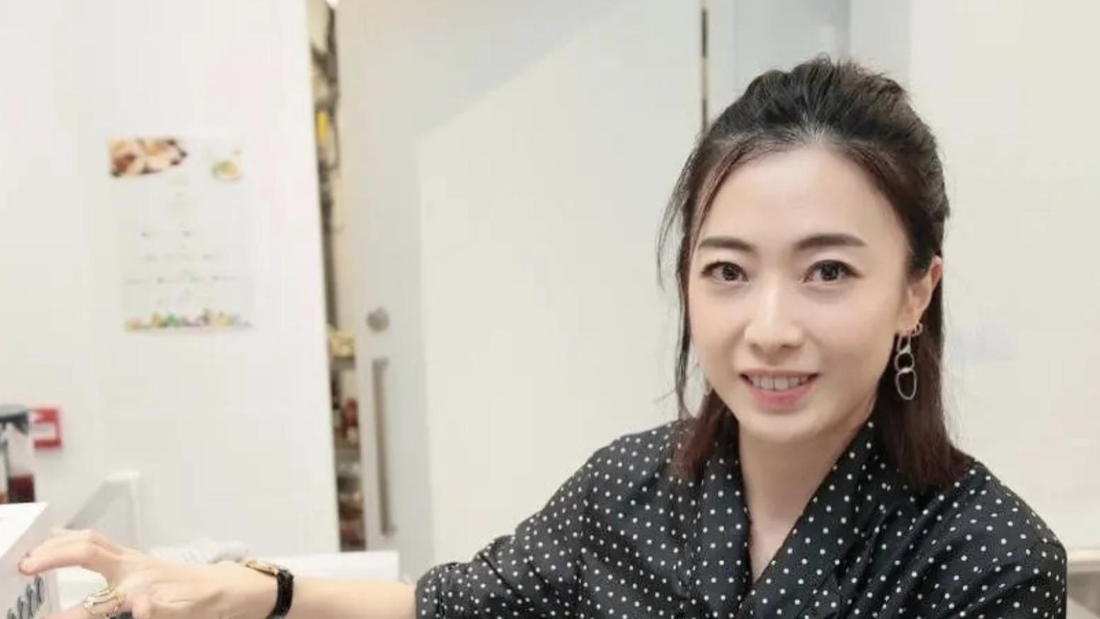 甘比再晒定制企鹅包包，受刘銮雄影响收藏包包无数，已成女收藏家