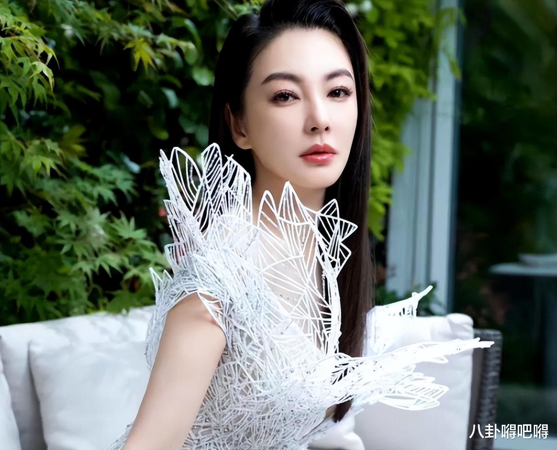 曝36岁张雨绮再换男友,两人疑同居,在南宁被偶遇,30万行头被嘲