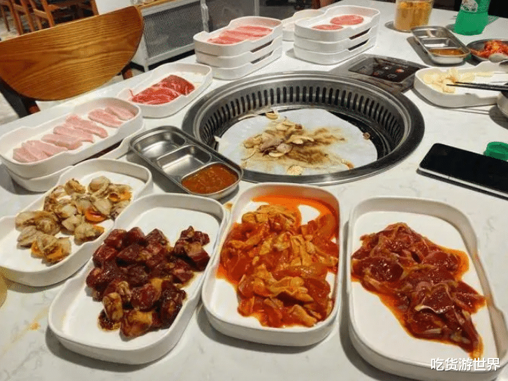 烤肉|吃烤肉时,服务员总是问“换纸吗”?其实是一句暗示,不懂很尴尬