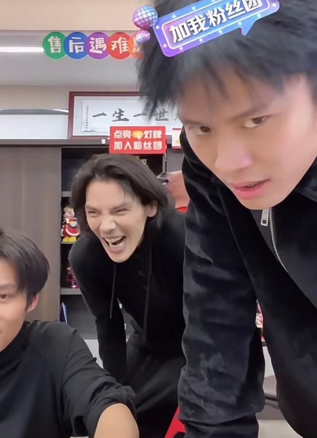 鲍蕾|向佐脸颊凹陷、身形暴瘦现身直播间，与昔日健硕身形相距大